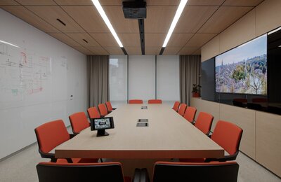 Стулья для конференций MOVYis3 от Interstuhl в конференц комнате