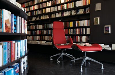 ofisnoe-kreslo-i-taburet-biblioteka