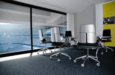 ofisnye-kresla-silver-262s-v-konferents-komnate-stadiona