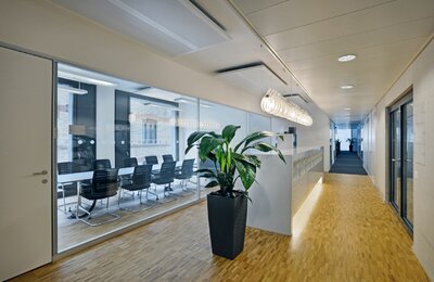 ofis-s-konferents-stulyami-s-setkoj-hero-570h-interstuhl