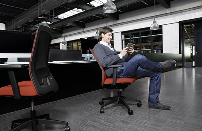 Офисное кресло с сеткой EVERYis1 для open space