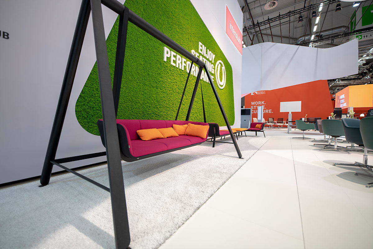 Модель офисного уголка для отдыха серии HUBis3 на стенде Interstuhl на выставке Orgatec 2018, который отметили наградой немецкой премией в области дизайна German Design Award 2020