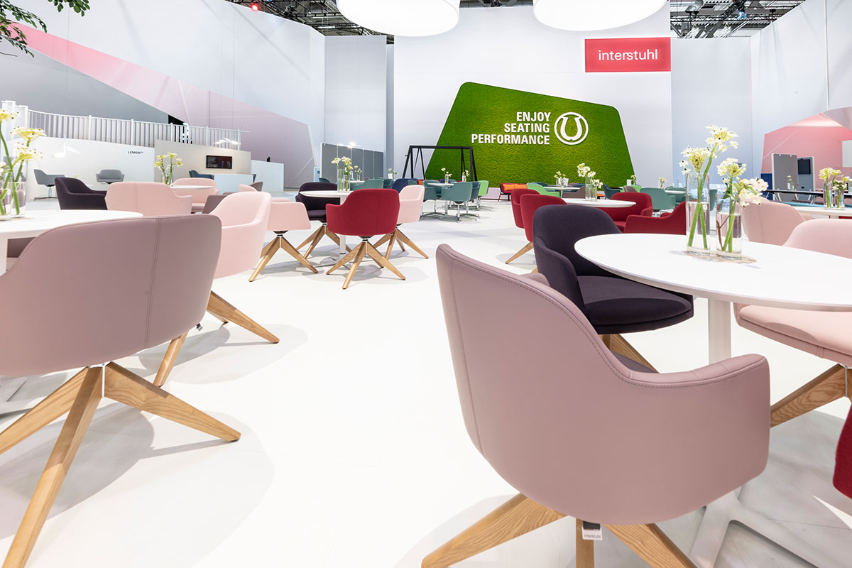 Клубные кресла серии LEMONis5 на стенде Interstuhl на выставке Orgatec 2018, который отметили наградой немецкой премией в области дизайна German Design Award 2020