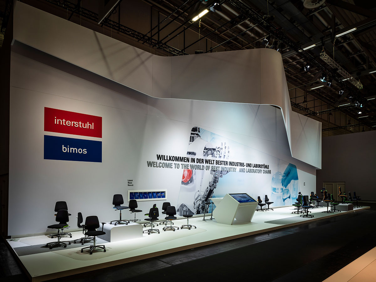 Промышленные и лабораторные стулья Bimos на стенде Interstuhl на выставке Orgatec 2018, который отметили наградой немецкой премией в области дизайна German Design Award 2020